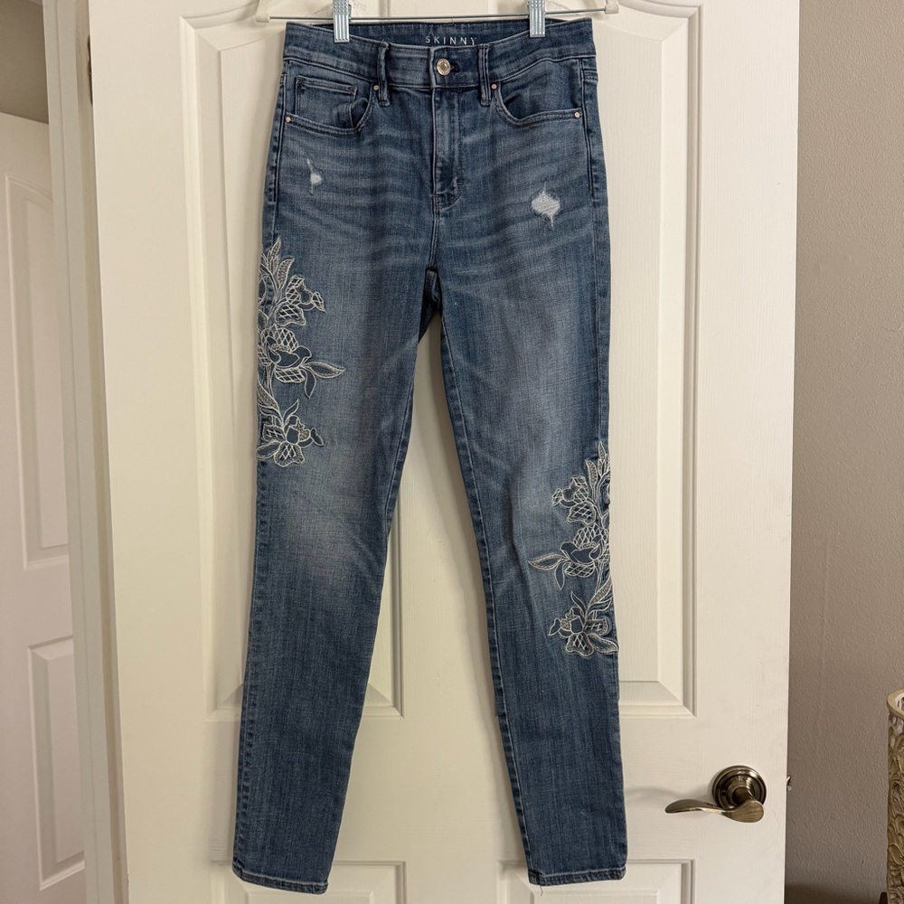 White House Black Market Skinny Ankle Jeans Floral Embroidered Size 4